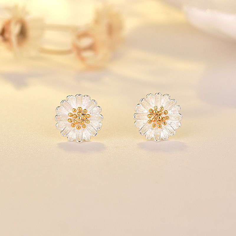Qiao Lan Xuan Little Daisy Earrings Women's Korean Edition Versatile Small Fresh Sunflower Chrysanthemum Silver Ear_voghion.com