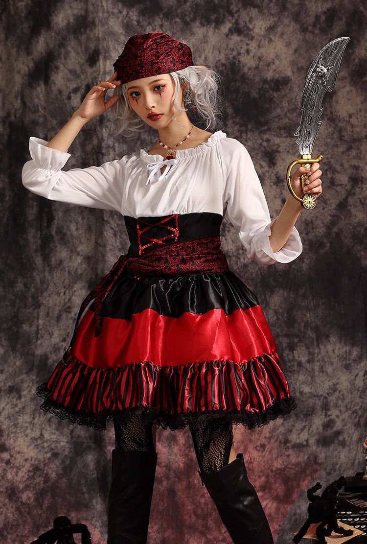 Halloweeniõhtu peod, koosviibimised, navigaatorid, cosplay kostüümid, punaste triipudega pitsilised piraadid_voghion.com