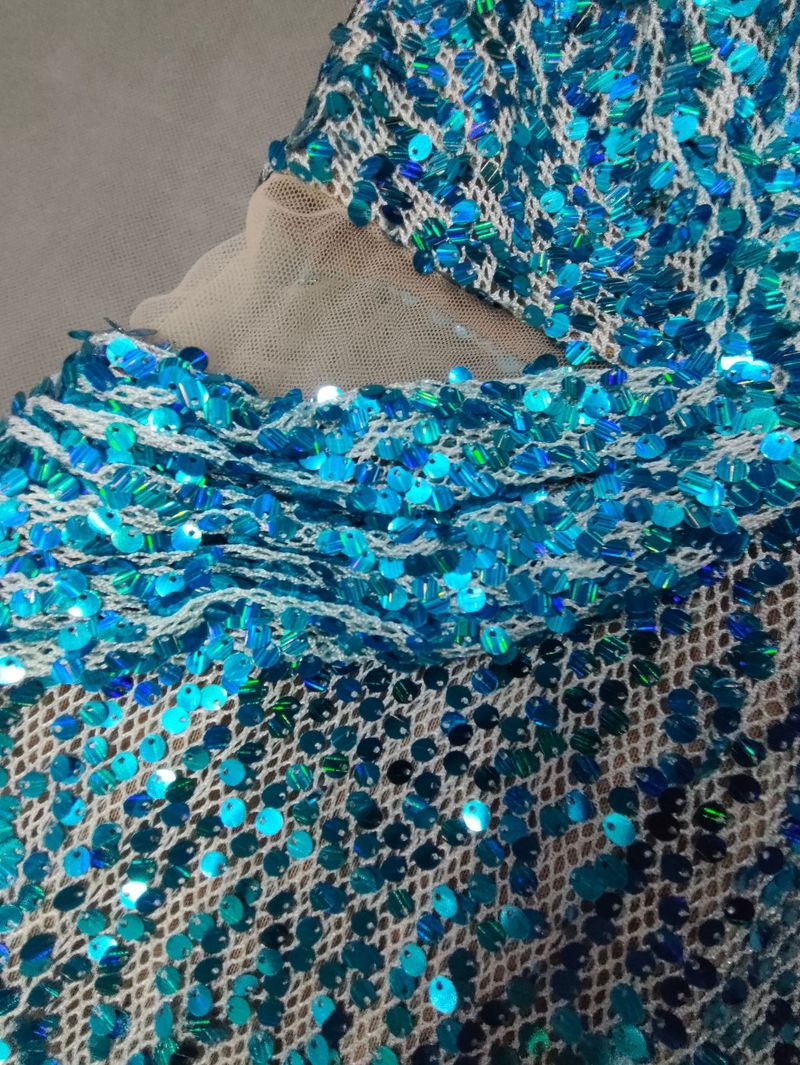 Élégante robe de soirée sirène en maille à paillettes avec décolleté licou et dos nu pour fêtes, banquets et occasions spéciales_voghion.com