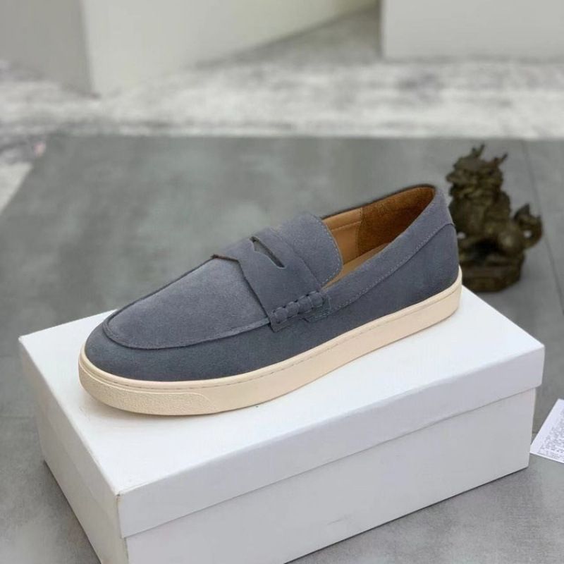 Herrenschuhe aus Wildleder, mattiertem Leder und echtem Leder. Ein-Fuß-Kick, Bleistift-Loafer. Frühlings-High-End-Luxus_voghion.com