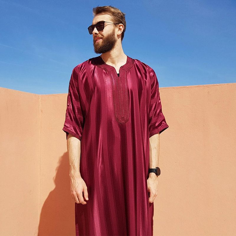 Férfi ruházat Új Közel-Kelet Marokkó Dubai Ruházat Csíkos Köntös Közép Ujjú Hímzéssel Szaúd-Arábia_voghion.com