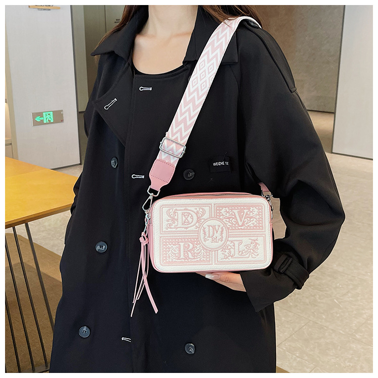 Sac pour appareil photo brodé de conception de Niche pour femmes, nouveau style transfrontalier, petit sac carré haut de gamme, sacs à bandoulière polyvalents, 2024_voghion.com