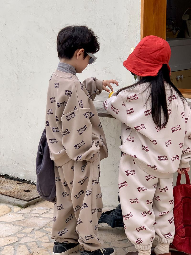 Mor og børn 2024 Nye piger fritidsdragt udenlandsk stil Forår og efterår Drenge Moderigtigt brevskjorte joggingbukser Todelt sæt af tidevand_voghion.com