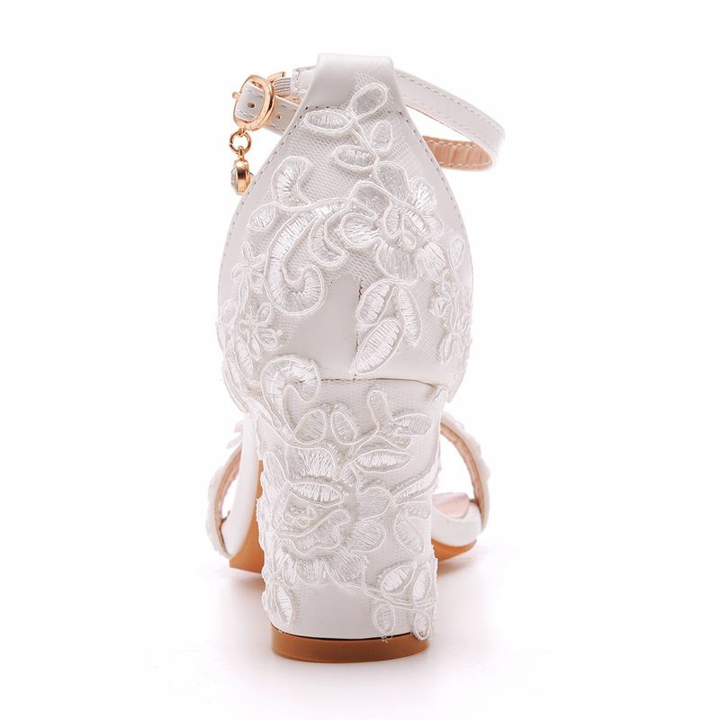Damenschuhe, 7 cm dicke Sandalen mit flachem Absatz, ein Riemen, quadratischer Absatz, Schnallensandalen aus weißer Spitze, Brauthochzeitsschuhe, High Heels_voghion.com