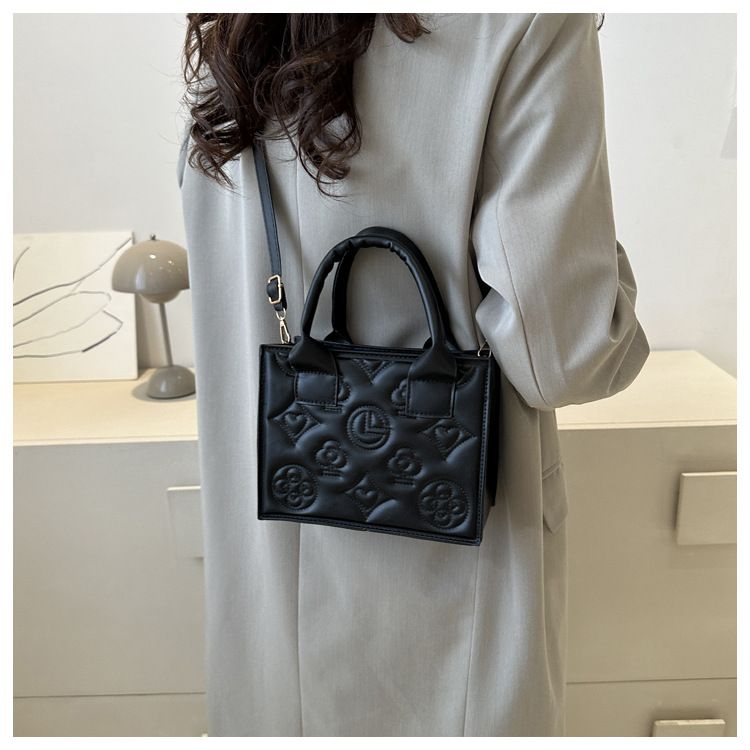 Le spalle a mano sono popolari quest'anno tra le donne nell'autunno del 2024. Nuova tracolla in stile occidentale alla moda per piccoli casual_voghion.com