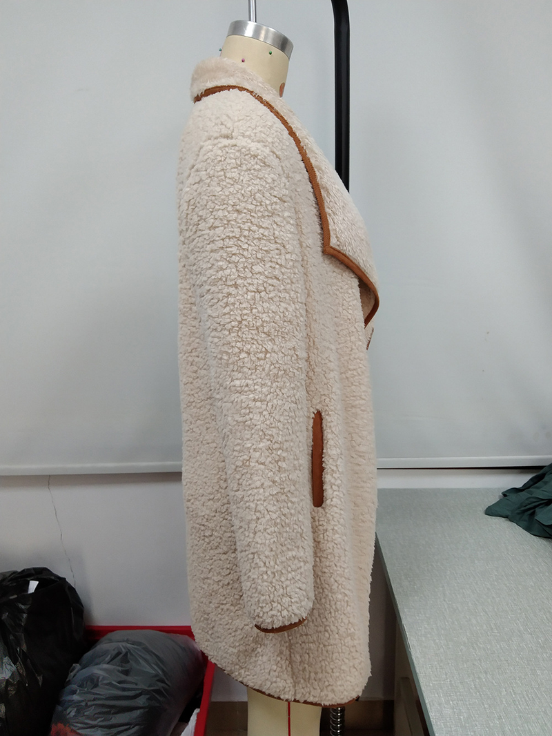 Dámský volný ležérní trenčkot s velkou klopou, nepravidelným, středně dlouhým, oboustranným, plyšovým kožíškem_voghion.com