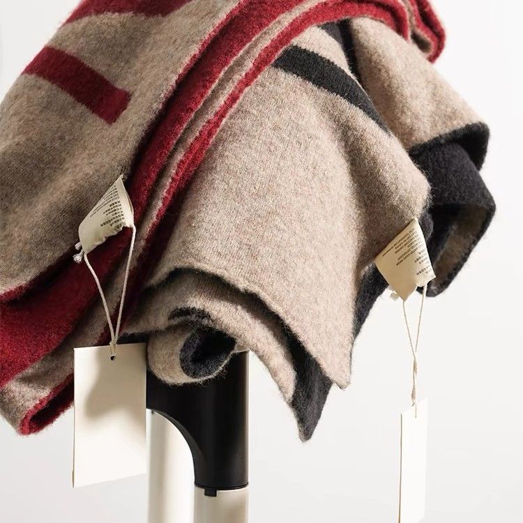 Winter atmosphere, light luxury, yak wool print design, contrasting color scarf, high-end and versatile shawl for women_voghion.com