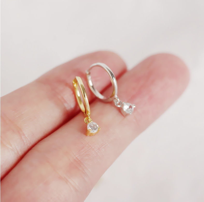 Damen-Ohrringe, 925er Sterlingsilber, vergoldet, Huggie-Creolen mit Zirkonia, Geschenk D23_voghion.com