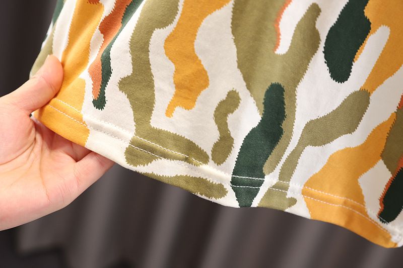 Fünf, Sieben, Kleidung 2024 Jungen Baby Koreanische Version T-Shirt Stilvolle Tarnung Kurzarm Cool Kinder Sommer_voghion.com