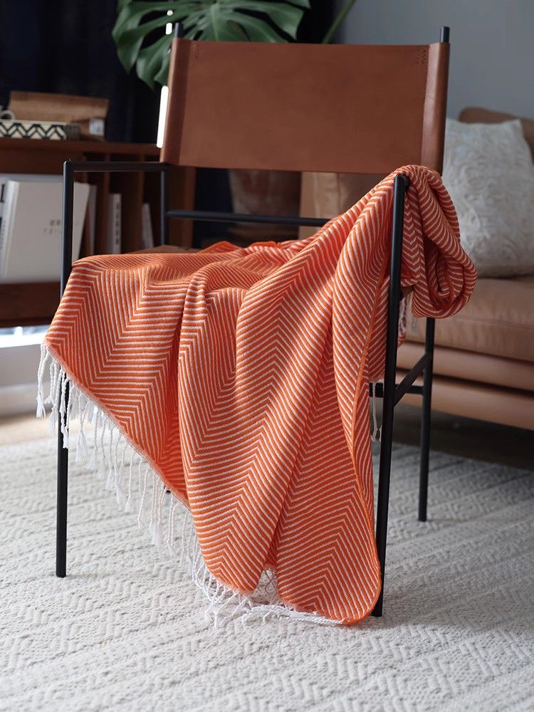 Copriletto con pediera e nappe per divano, coperta casual in maglia_voghion.com