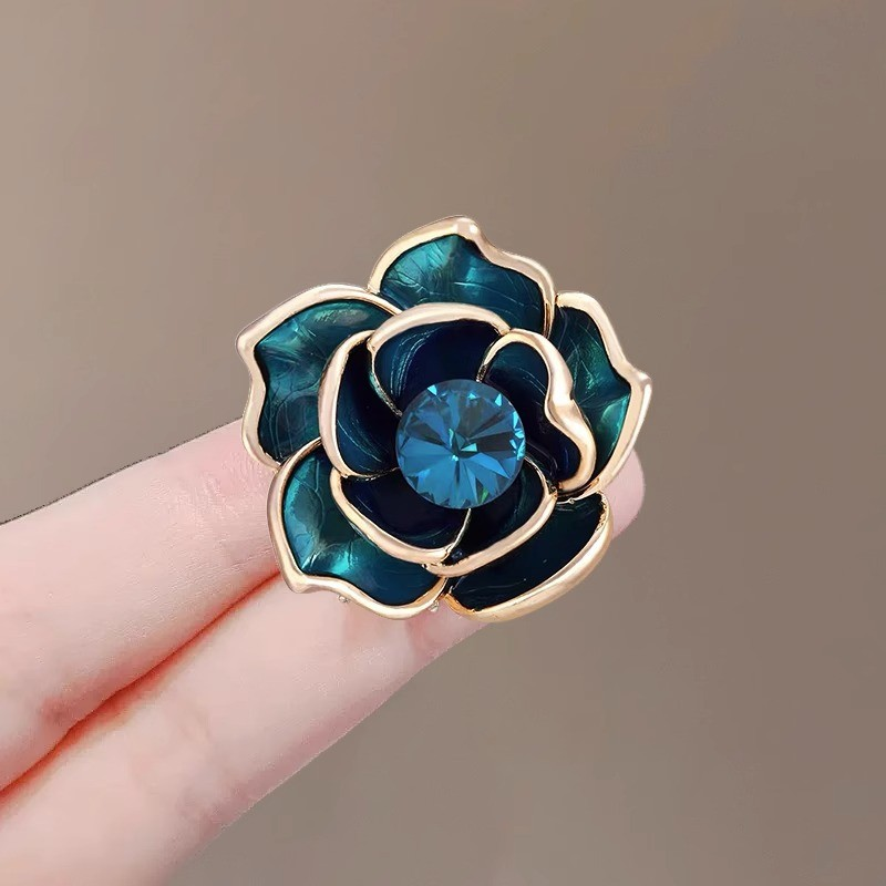 Spilla di camelia di montagna blu pavone di fascia alta per donne con temperamento lussuoso spilla a goccia di smalto a olio piccoli accessori di abbigliamento in stile profumato_voghion.com