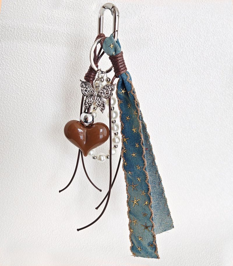 Pandantiv pentru geantă, stil post-apocaliptic, fluture maro și inimă - accesoriu pentru geantă din denim și frânghie împletită (design minimalist)_voghion.com