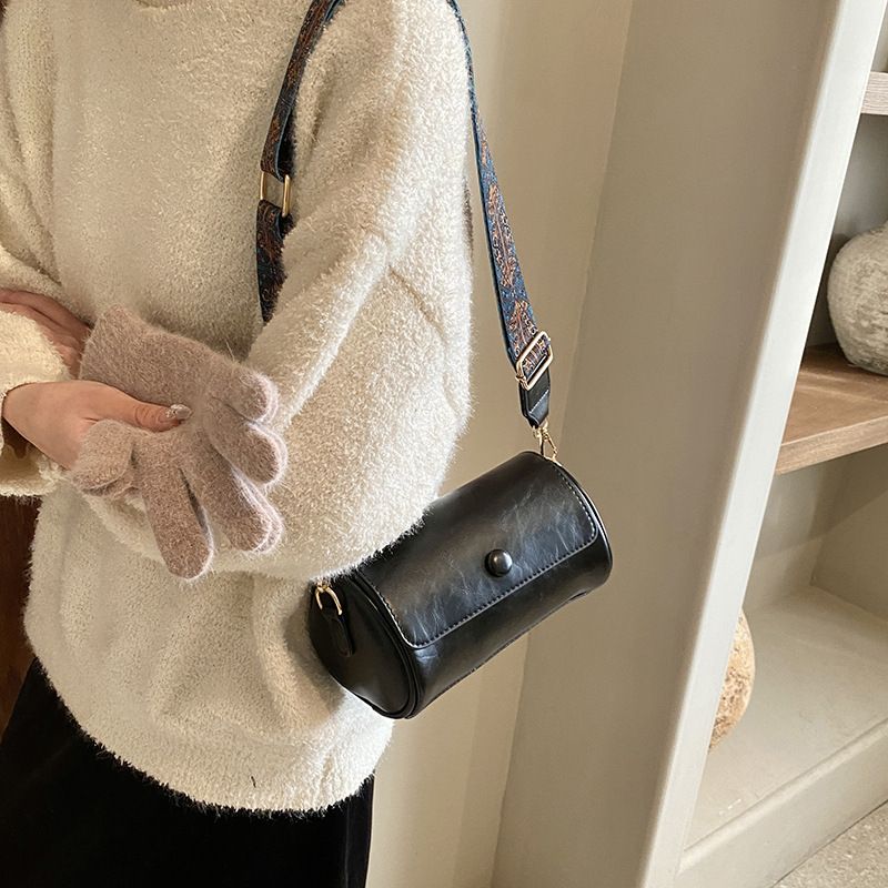 Piccola borsa a tracolla cilindrica con tracolla larga e tracolla larga, tendenza estiva 2024, da donna_voghion.com