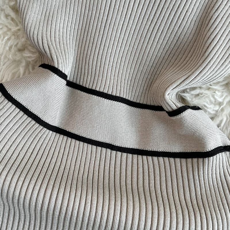 Abito in maglia con lacci, a maniche lunghe, a contrasto di colore, con colletto alto, snellente, di media lunghezza e lungo fino ai fianchi_voghion.com