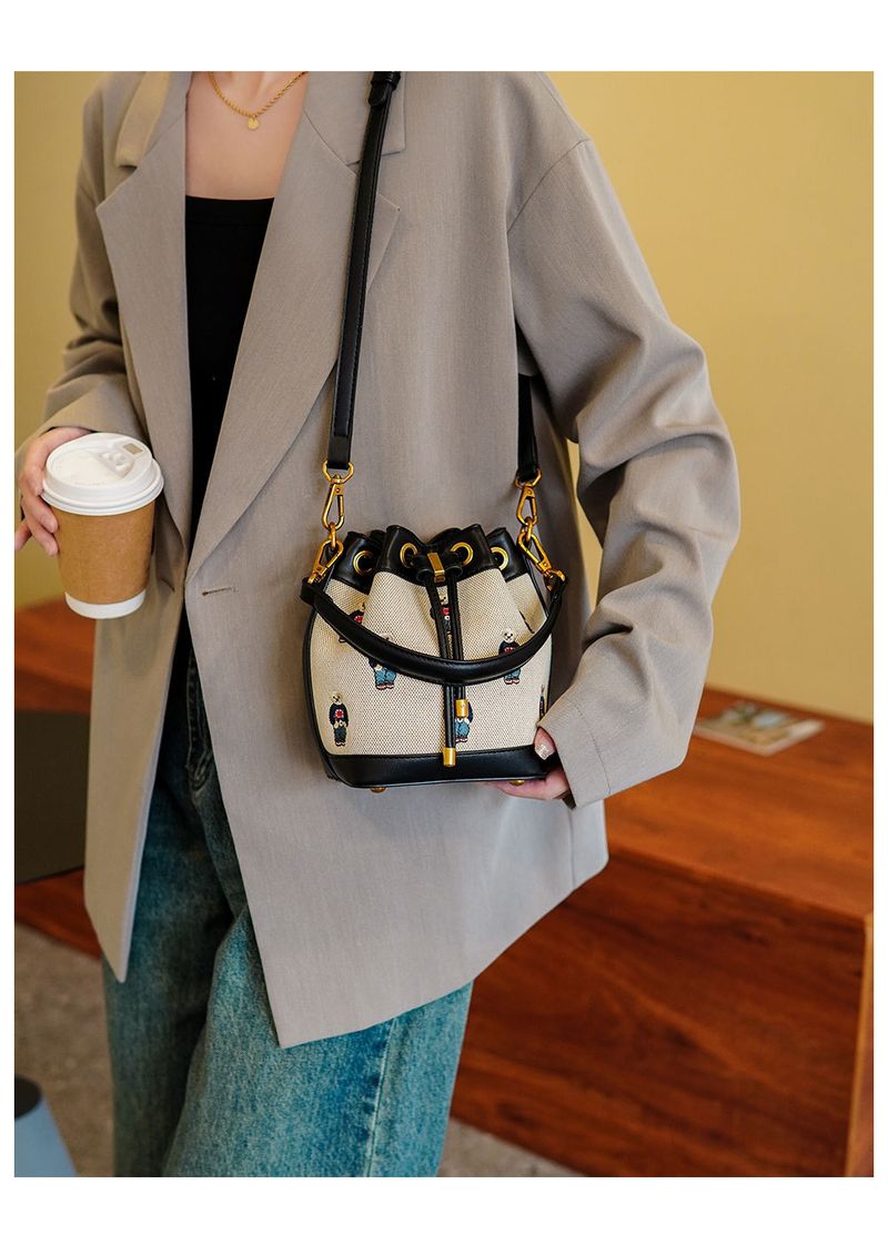Frauentaschen Stickerei Thread Hand Bär 2024 Neue Mode Nische Schulter Messenger Bag weiblich_voghion.com