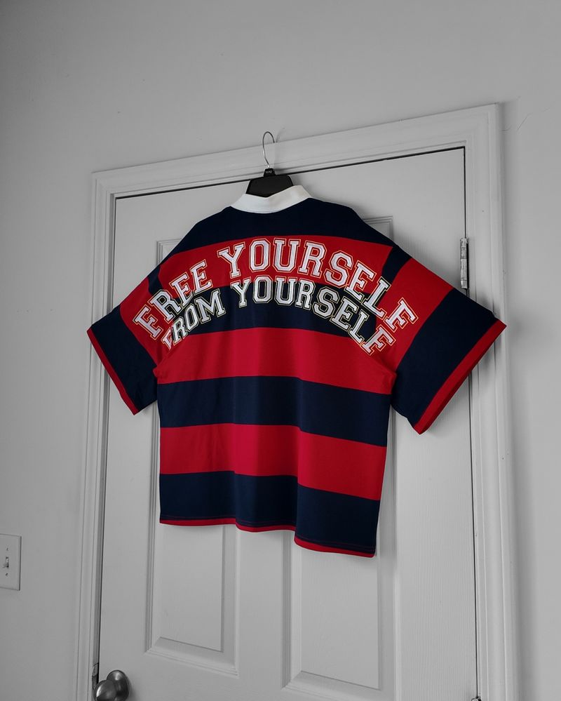 Polo estiva unisex con motivo tridimensionale completamente ricamato, a righe multiple, con lettere a contrasto nere e rosse, da uomo_voghion.com