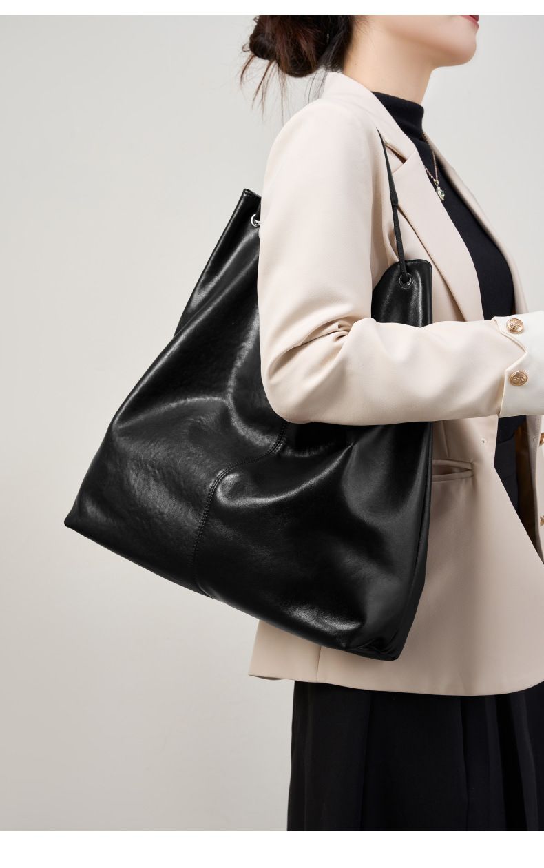 Nuova borsa tote in pelle bovina conciata al vegetale, versatile, capiente e versatile, con una sola spalla, ideale per i pendolari._voghion.com