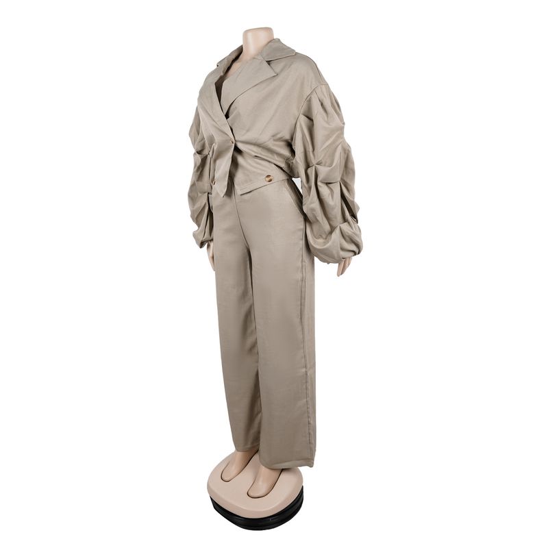 Completo da donna per il pendolarismo: camicetta con ampio risvolto e pantaloni con maniche a pieghe_voghion.com