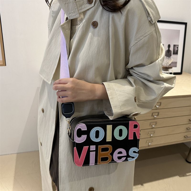 Bolsa transversal feminina pequena quadrada versátil com estilo moderno e câmera fofa para mulheres 2025_voghion.com