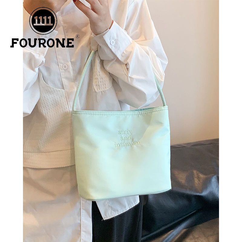 FOUR ONE Borsa a tracolla semplice casual da pendolare, borsa a secchiello in nylon ricamata con lettere di nicchia coreane_voghion.com