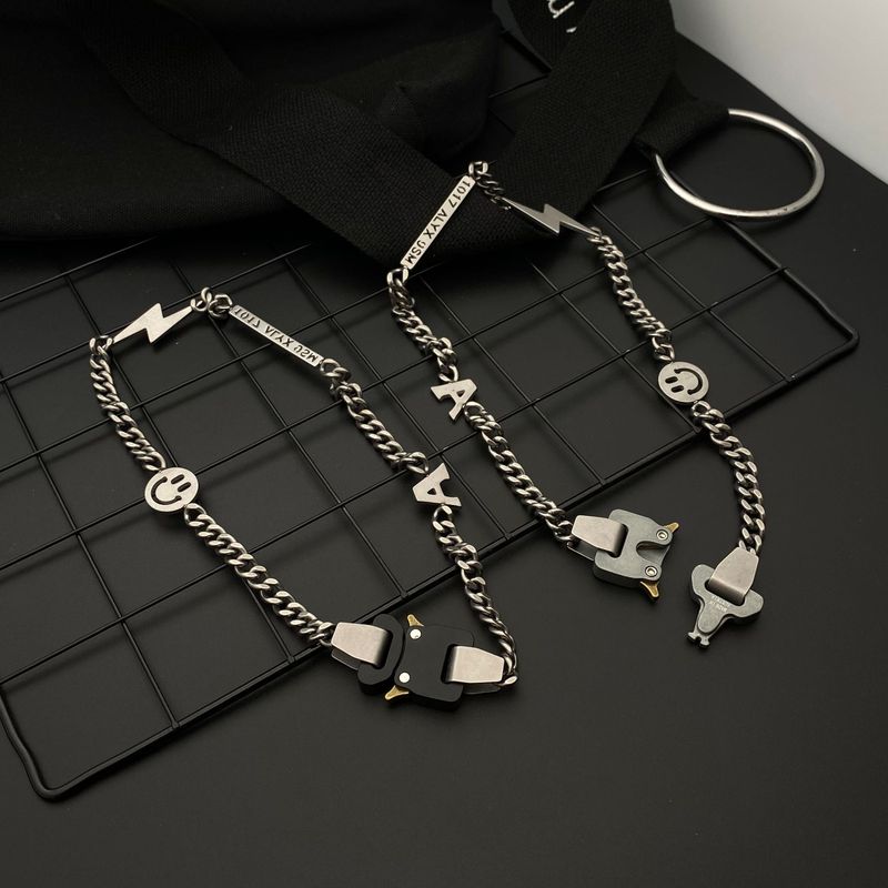 Fashionable And Versatile High Street Functional Style Metal Safety Buckle INS Men And Women Net Red Titanium Steel Short Retro Necklace_voghion.com