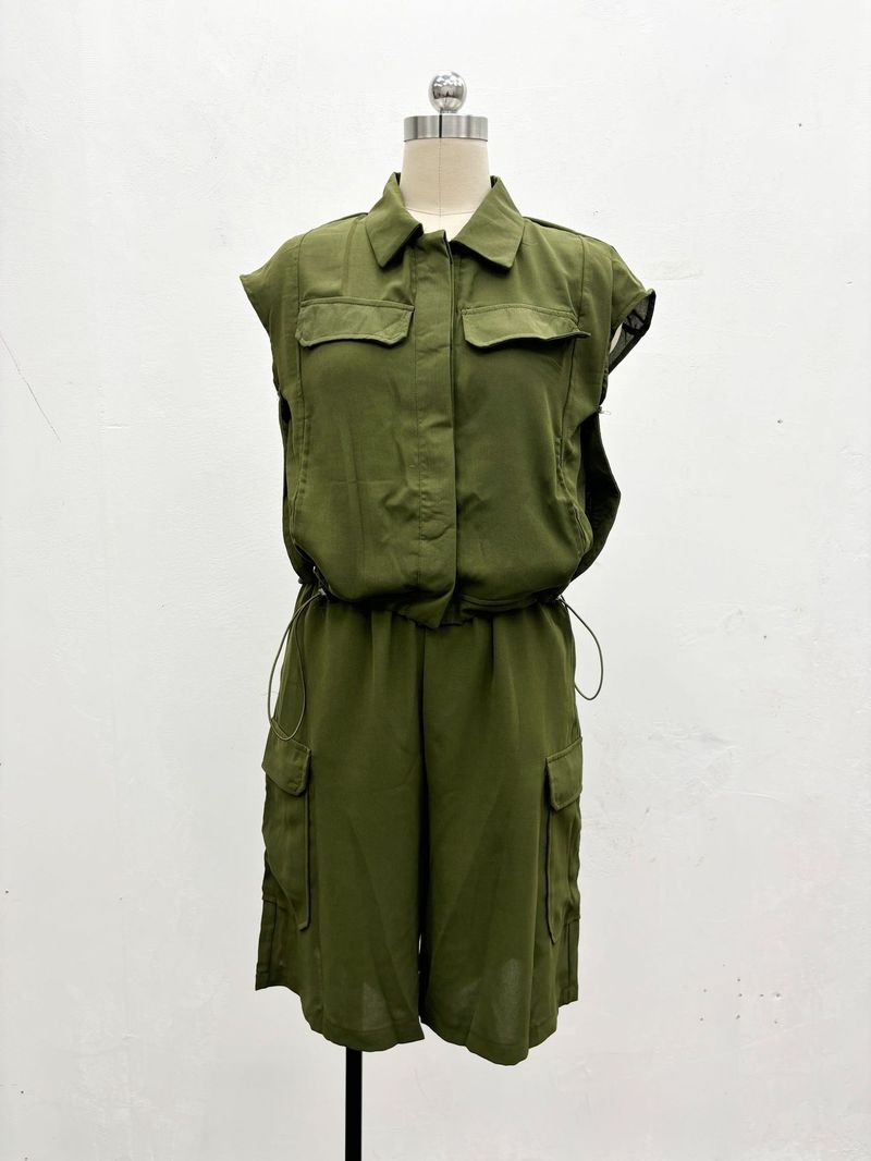 Completo da donna in due pezzi, casual, ampio, tinta unita, con camicia e pantaloncini, colletto rovesciato_voghion.com