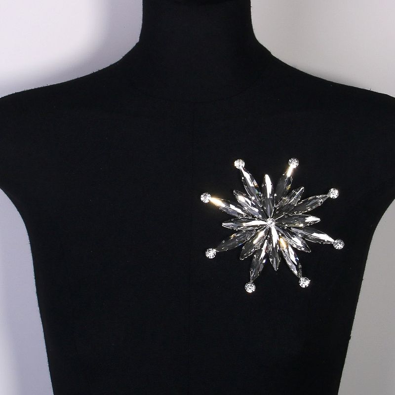 New Flower Metal Exaggerated Rhinestone Brooch, Oversized Diamond Accessory For Women, Brooch_voghion.com