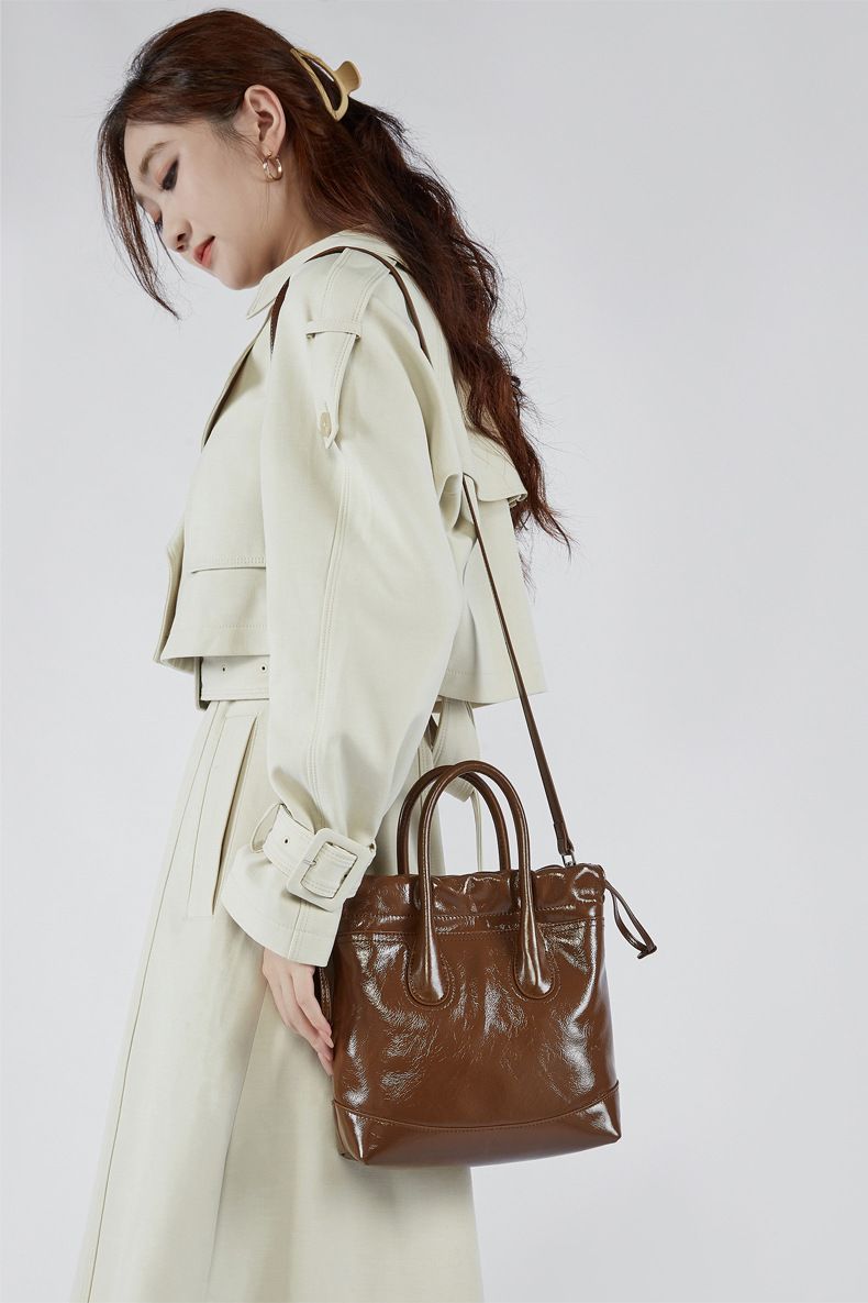 Borsa a secchiello vintage in vera pelle con coulisse - Borsa a tracolla morbida e stropicciata per donna, taglia media, nero/marrone/crema_voghion.com