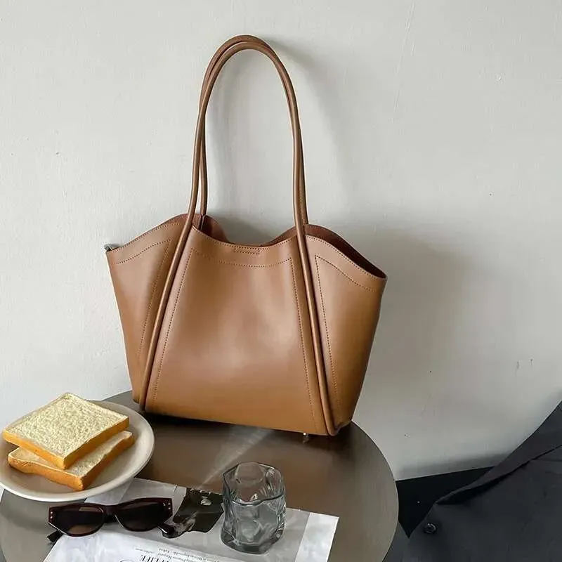 Nuovo stile nel 2025. Borsa a tracolla da donna in morbida pelle di nicchia. Ha una grande capacità, emana un tocco di lusso ed è adatta per_voghion.com