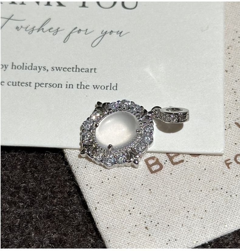 Ciondolo in argento sterling S925 con giada in schiuma, design di nicchia, semplice e alla moda, ciondolo micro-intarsiato con sensazione di freddo, stile medievale vintage._voghion.com