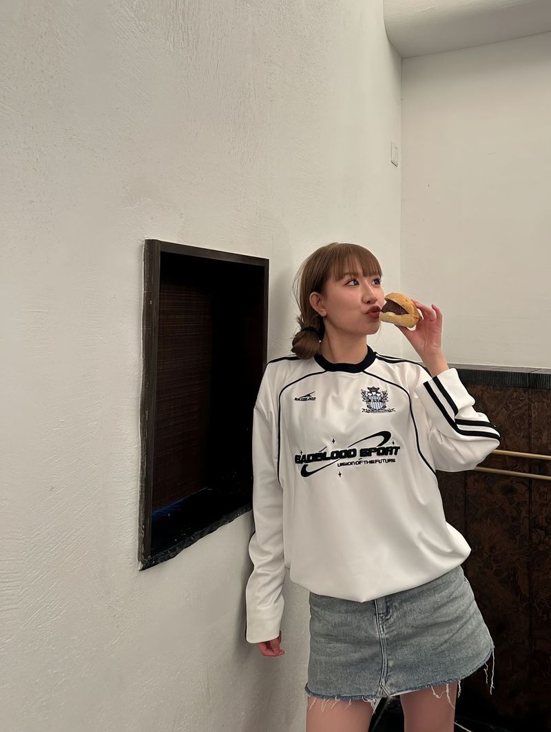 Maglietta casual coreana alla moda, in jersey, a maniche lunghe, stile americano, con lettere ricamate, ampia scollatura rotonda, per donna_voghion.com