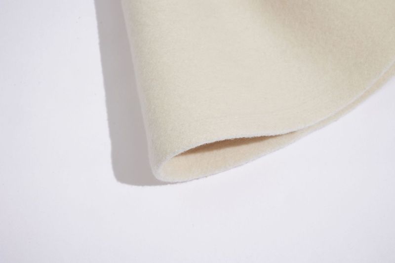 Bøtte i 100 % ull for vintervarme, vindtett og med ansiktsgjenkjenning. Liten, moderne og allsidig servant med ull._voghion.com