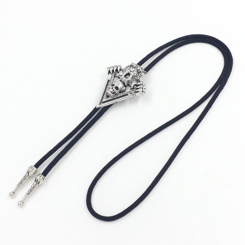 Collana da uomo con cravatta Poirot in denim, corda di Milano, astrolabio in argento con alce d'argento, mucca d'argento divoratrice di anime, scheletro di osso di tigre d'argento e ala_voghion.com