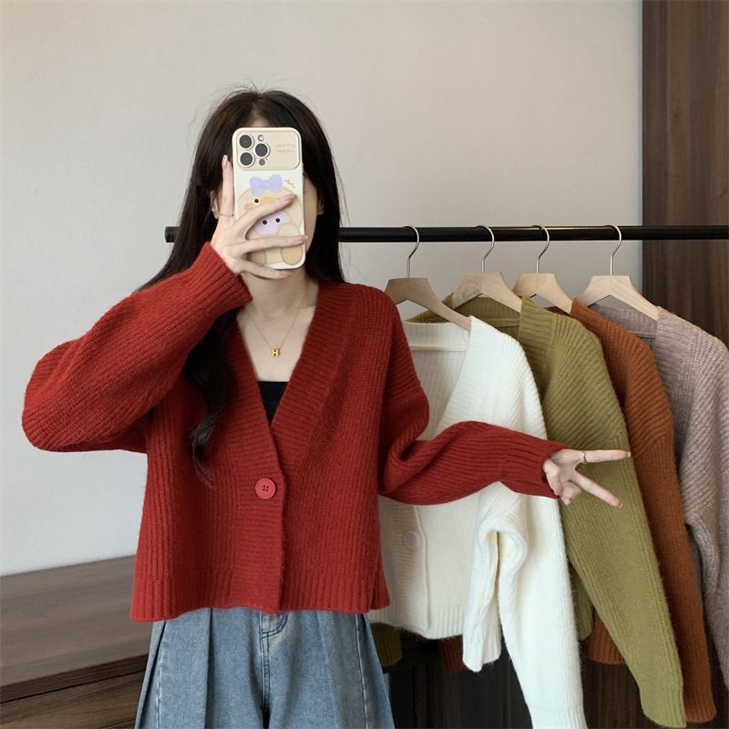 2024 nuova giacca corta in maglia rossa con scollo a V da donna in inverno, abbinata a cardigan lavorati a maglia per pigri outfit autunnali_voghion.com
