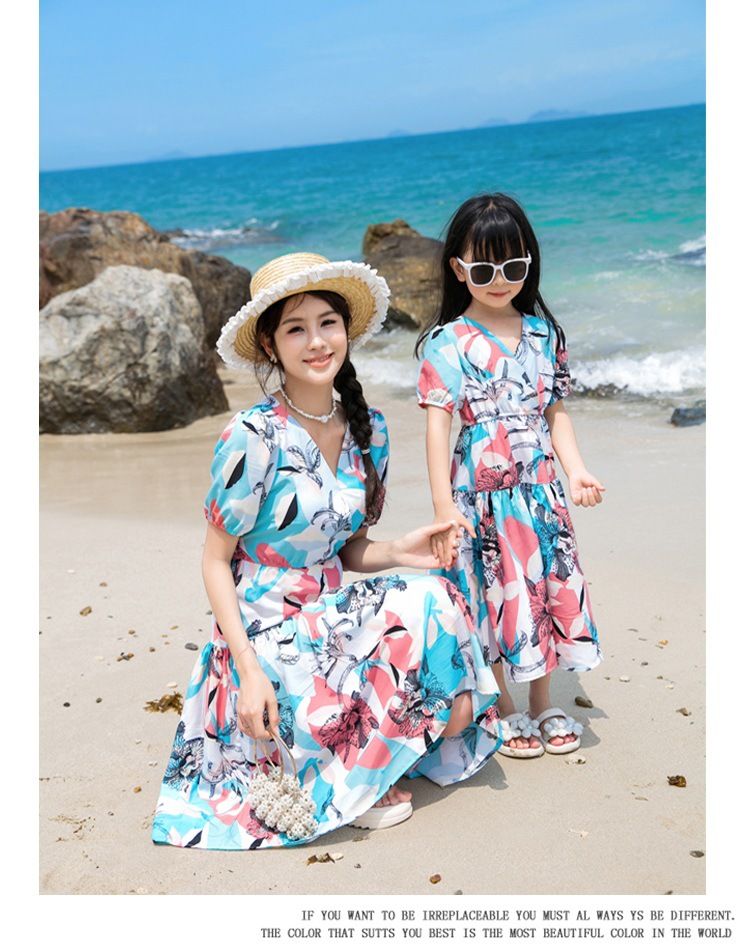 Familienkleidung, Familienkleid, Sommerkleid, eine dreiköpfige Familie, Mutter- und Tochterkleid, Reise-Urlaub, Strand-Set_voghion.com