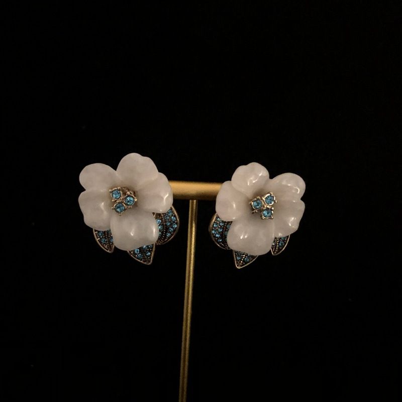 Medieval heavy industry Western style light green glass pearl studded with diamond flower necklace sweater chain earrings and ear clip set_voghion.com