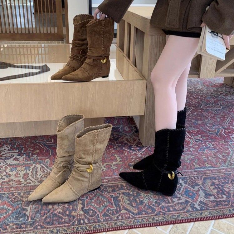 Versione in pelle di pecora ~ Stivali bassi e sottili da donna in pelle scamosciata con lacci, bordo a patta e tacco a gatto sottile_voghion.com