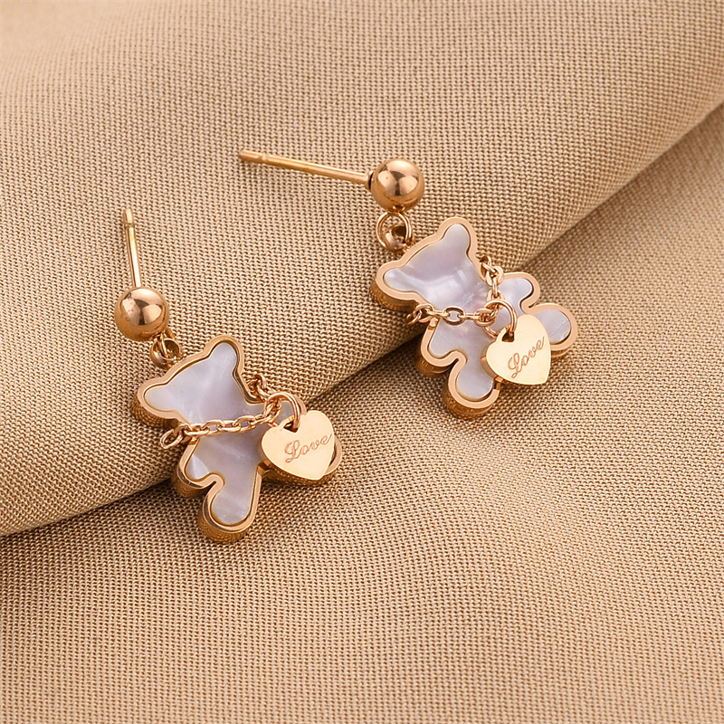 2023 Simpatici orecchini semplici in acciaio al titanio moda coreana AMORE cuore di pesca orecchio con fibbia orso bianco beige_voghion.com