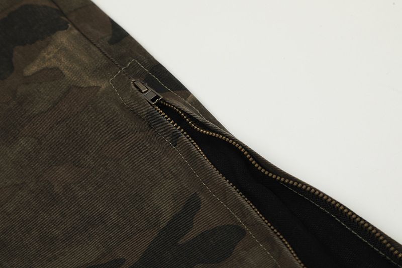 Jeans unisex alla moda con pantaloni cargo slim fit mimetici in stile americano e blocchi di colore_voghion.com