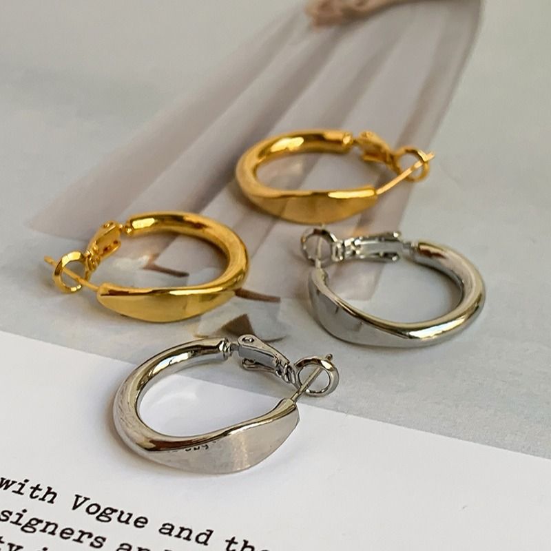 Orecchini a cerchio alla moda con design minimalista e freddo in stile S Silver Needle Niche Ins per le donne_voghion.com
