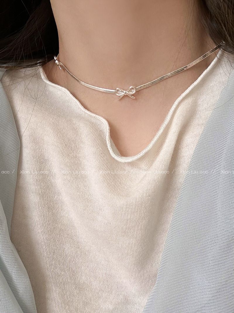 Collana con catena a forma di serpente con fiocco, design di nicchia per donna, collana di alta gamma, nuova collana popolare 2024, gioielli in stile freddo_voghion.com