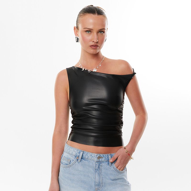 Y24TP647 Women's Autumn/Winter Twisted Strap Off Shoulder Leather Folded Short Open Umbilical Top T-shirt_voghion.com