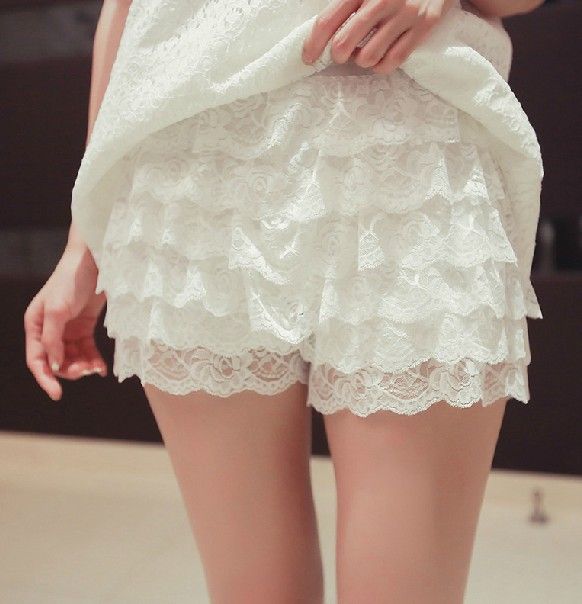 Femmes noires portant un short en dentelle sur un pantalon de sécurité_voghion.com