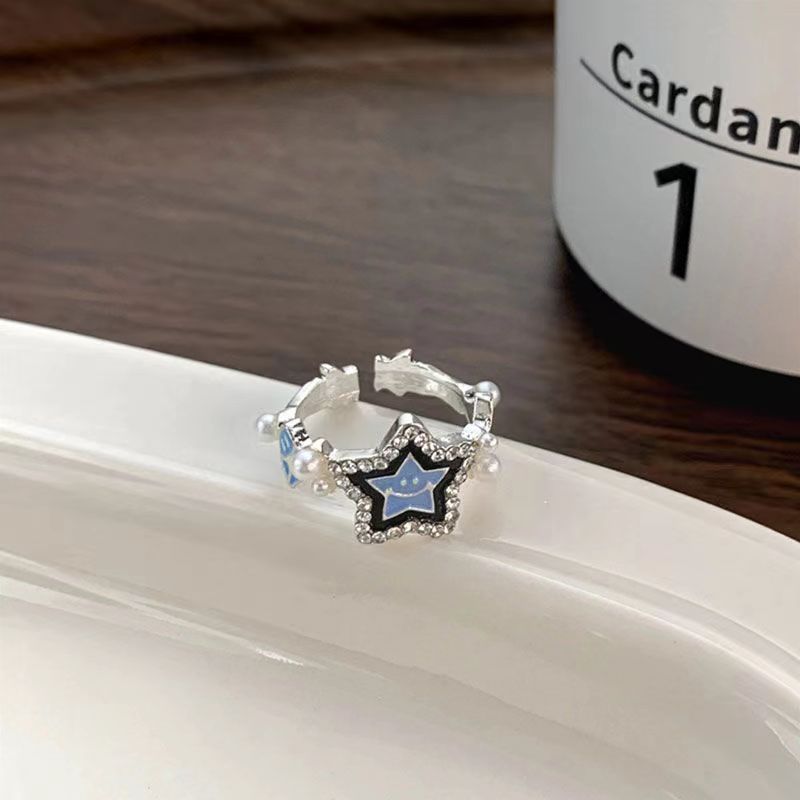 Anello regolabile aperto con faccina sorridente smaltata azzurra, simbolo della personalità hip hop, stella portafortuna_voghion.com