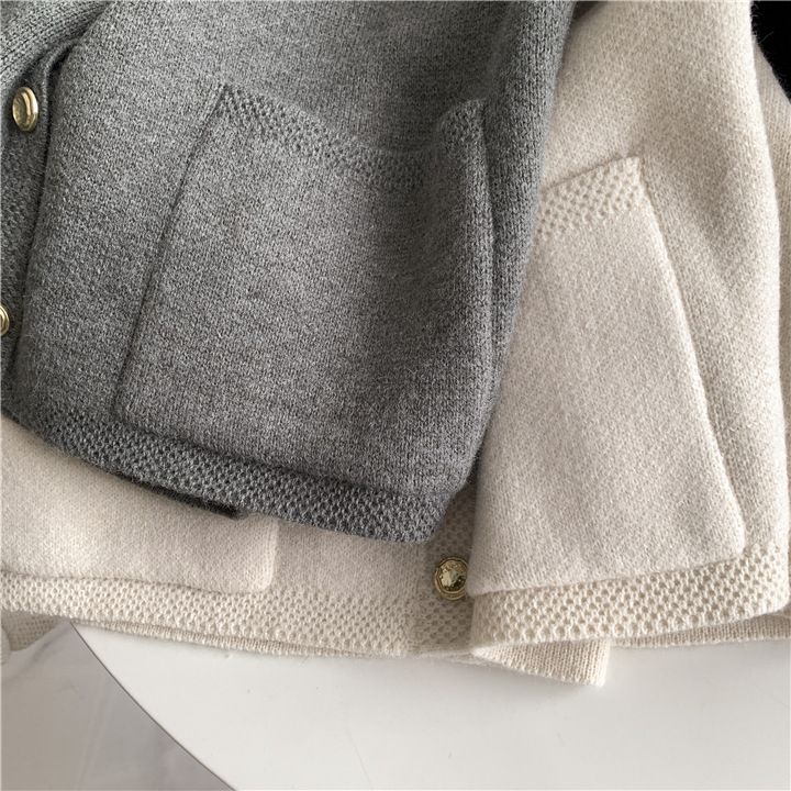 Cardigan in maglia grossa con bottoni dorati e doppie tasche – Maglione oversize con scollo a V e apertura frontale in crema/grigio/nero (XS-3XL)_voghion.com