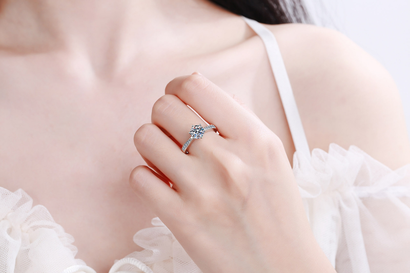 Six Claw Mosang Stone Ring, Pure Silver, High end, Light Luxury, Plating with Pt950 Gold Jewelry for Women in Small and_voghion.com