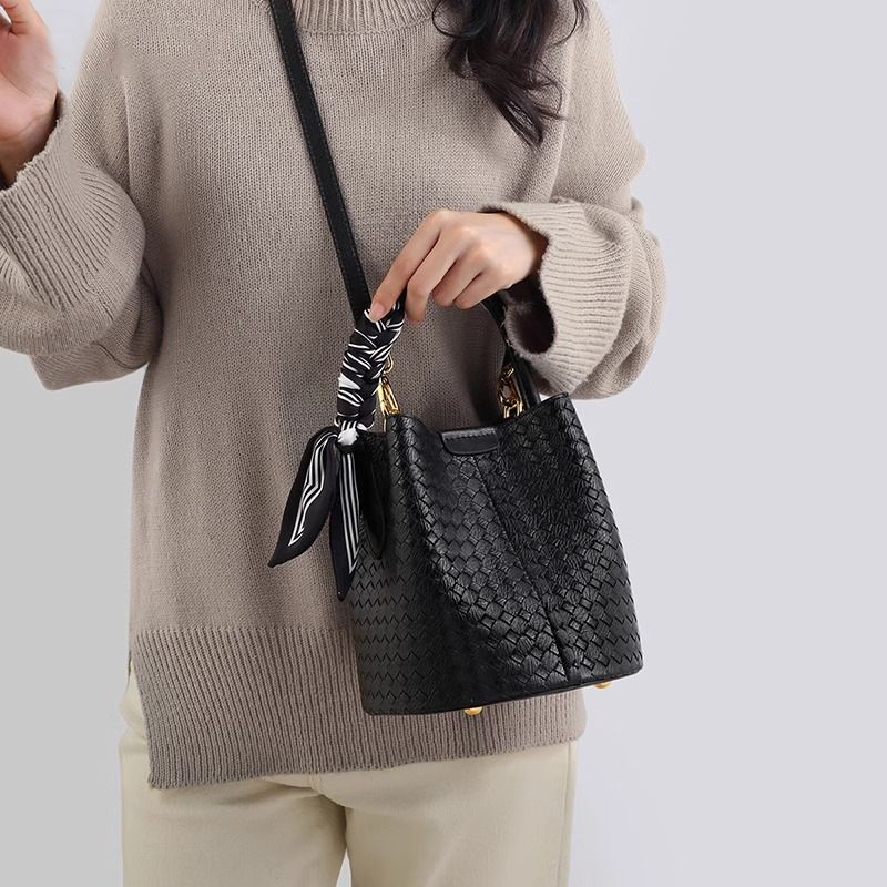 This Year's Trendy Bucket 2025 New Quilted Versatile Wo's High-end Handbag Single Shoulder Small Crossbody Bag For_voghion.com