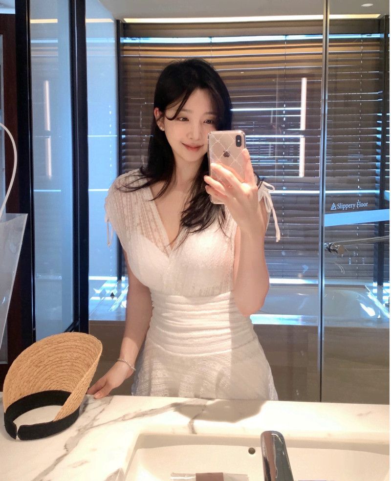 Women's Swimsuit 2025 New Hot Spring Small Chest Sexy Gathered Tummy Control Slimming Conservative One-Piece Ins Style_voghion.com