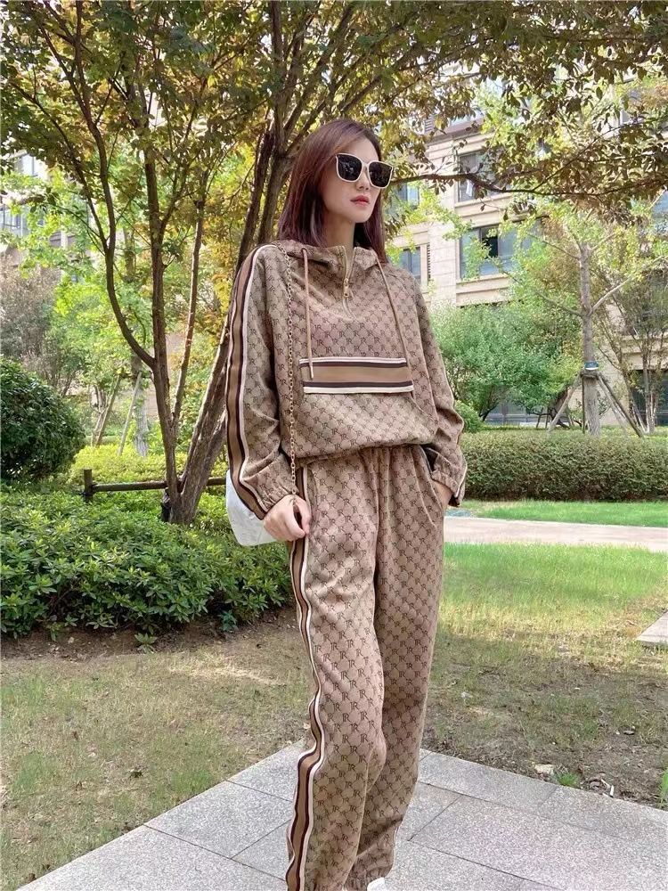 Conjunto deportivo moderno para mujer: elegante conjunto informal de dos piezas para mayor comodidad en el día a día._voghion.com
