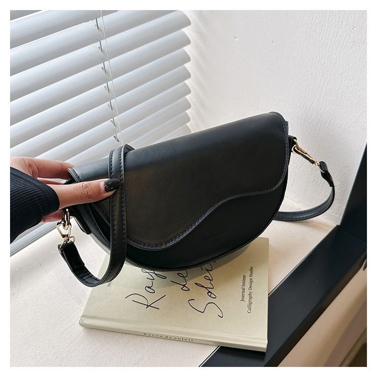 This year's fashionable solid color texture single shoulder crossbody for women's 2024 new versatile Instagram popular_voghion.com